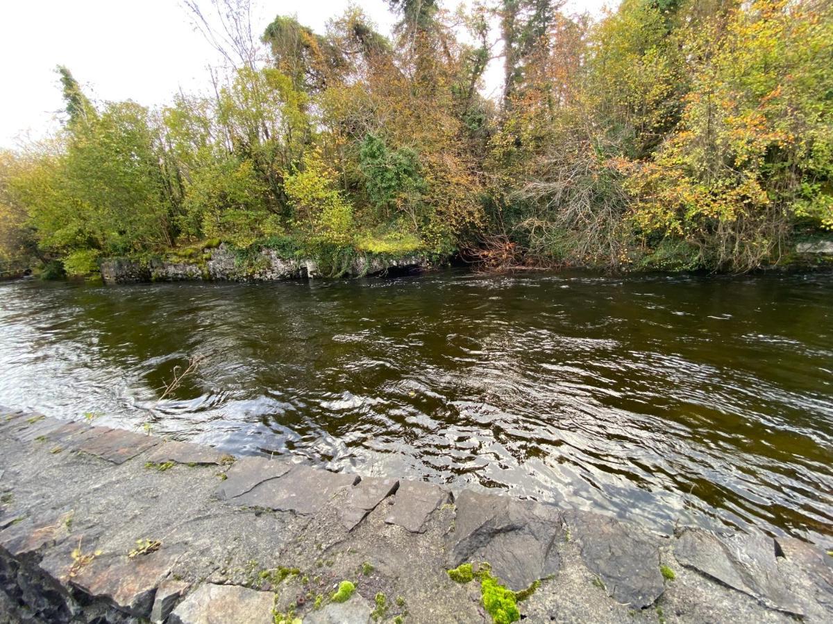 Salmon Weir Lodge Cong Bagian luar foto